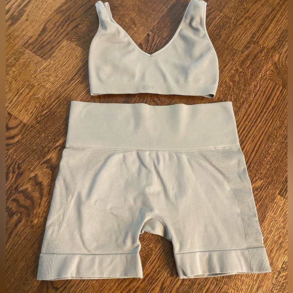 SET Active - shorts and sports bra set